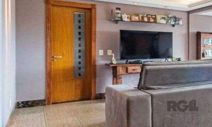 Apartamento de 138m² privativos, 3 dormitórios sendo 1 suíte. Living para 3 bons ambientes com espaço churrasco, sacada integrada e sala de estar. Cozinha com área de serviço separada.