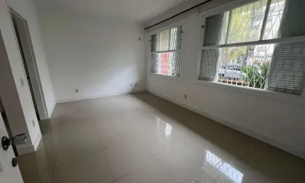 Apartamento térreo com 105,00m2 3 dormitórios 1 suite no bairro Menino Deus.