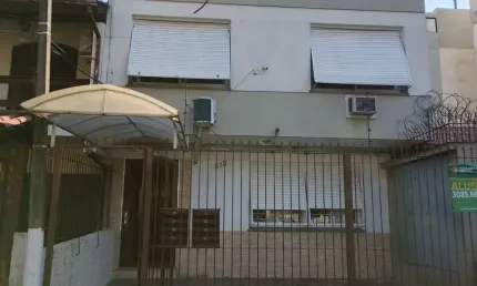 Apartamento térreo, com pátio na Rua Chile Bairro Jardim Botânico,ótimo local