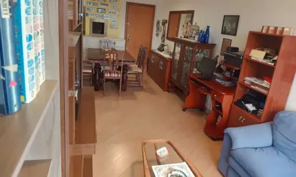 Apartamento de 2 dormitórios, na zona sul de Porto Alegre, semi-mobiliado, churrasqueira e box escriturado.