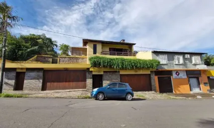 Casa de Cinema no bairro Glória com toda infraestrutura, ensolarada e bem ventilada, piscina, quiosque, 4 garagens