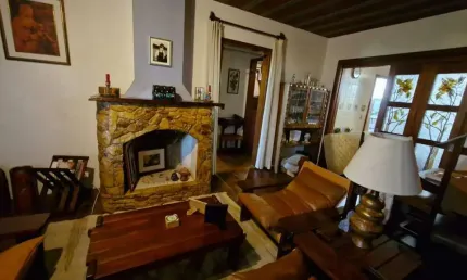 Casa no Bairro Glória, 2 dormitórios, banheiro, 2 garagens, ensolarada e bem ventilada