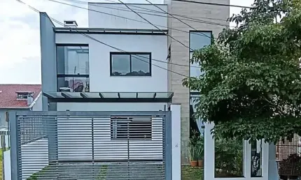 Excelente casa de alvenaria, 4 dormitórios, 2 suítes e 2 vagas de garagem.