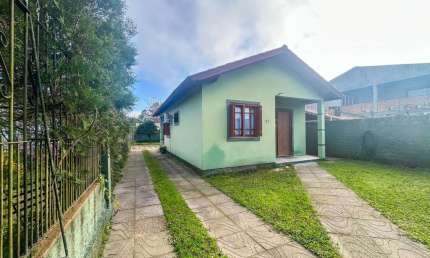 Casa 02 dormitórios e demais peças, amplo terreno plano com 300m².