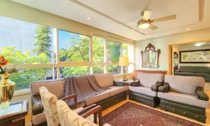 Apartamento 3 dormitórios, suíte, semimobiliado e duas vagas de garagem.