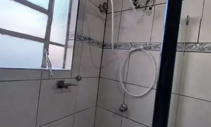 Oportunidade apartamento 2 dormitórios, com sacada em um deles e área de serviço. centro histórico p. alegre.