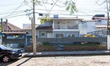 Casa 3 dormitórios no bairro tristeza com 2 vagas de garagem