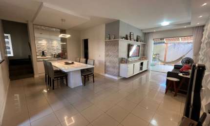 Linda casa em condomínio com três suítes na sapiranga
