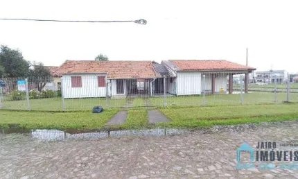 São duas casas, em um amplo terreno de esquina, no centro de Tramandaí/RS!