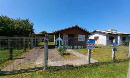 Casa em madeira com amplo pátio e boa localização à venda por R$ 162.000 - Mariluz Norte - Imbé/RS