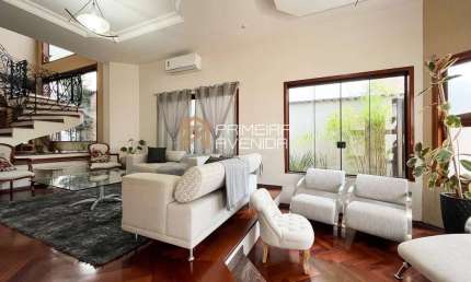 Sobrado de 322m² mobiliado em condomínio fechado - 4 suítes