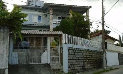 Casa com 3 quartos à venda na Rua Assis Brasil, Ponta de Baixo, São José
