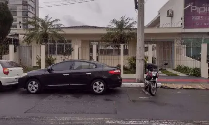 Casa comercial para alugar na Rua Brasilpinho, 146, Kobrasol, São José