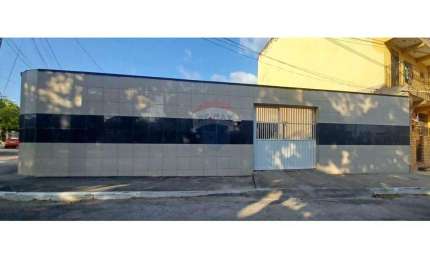 Excelente casa à venda na Avenida J, Conjunto Ceará I. Ótima localização e preço imperdível: R$ 415.000,00. Aproveite essa oportunidade!