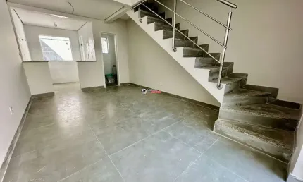 Casa com 2 quartos à venda na Rua Professora Vicentina Barreto, 3, Planalto, Belo Horizonte por R$ 470.000