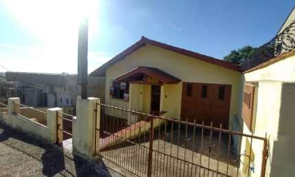 CASA 5D (frente e fundos) no bairro PARTENON em Porto Alegre - CA528