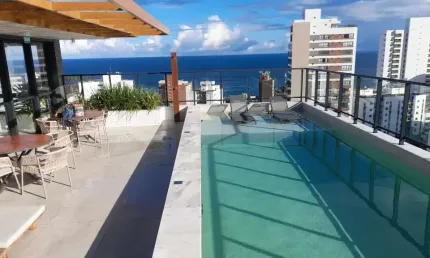 APARTAMENTO QUARTO E SALA NASCENTE GARAGEM PISCINA À VENDA NA BARRA!!
