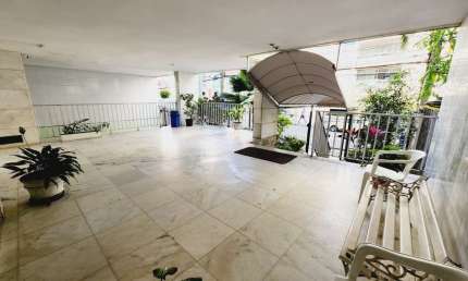 APARTAMENTO 2 QUARTOS SUÍTE VARANDA GARAGEM ELEVADOR PORTARIA  À VENDA NA BARRA!
