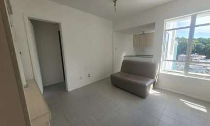 APARTAMENTO QUARTO E SALA ANDAR ALTO GARAGEM PORTARIA ELEVADORES À VENDA NA BARRA!