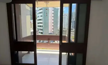 APARTAMENTO NASCENTE 3 QUARTOS SUÍTE VARANDA 2 GARAGENS À VENDA NA BARRA!