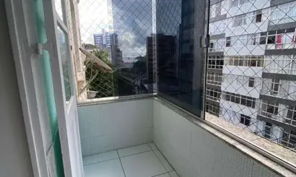APARTAMENTO 2 QUARTOS SUÍTE VARANDA ÁREA DE SERVIÇO GARAGEM À VENDA NA BARRA!
