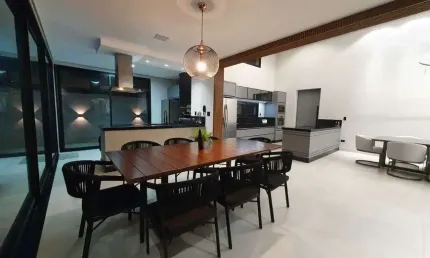 Casa de condomínio térrea para venda tem 297 metros quadrados com 4 quartos