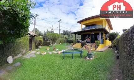 Encantadora casa duplex com piscina a 50 metros da lagoa