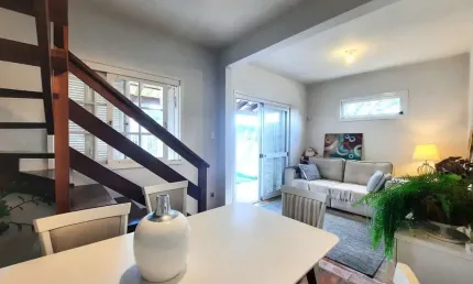 Casa com 3 quartos à venda na Rua Madressilva, 31, Lomba do Pinheiro, Porto Alegre, 160 m2 por R$ 460.000