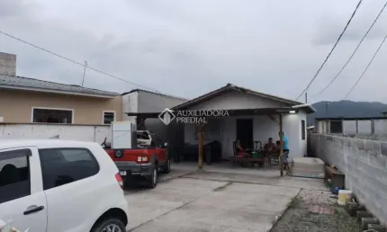 Casa com 3 quartos à venda na Rosimeri Gutiha Meurer, 77, Passagem de Maciambú (Ens Brito), Palhoça, 75 m2 por R$ 275.000