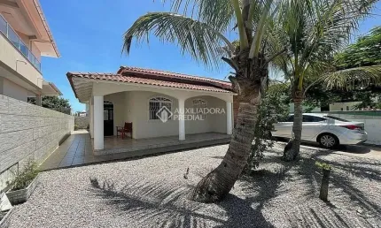 Casa com 4 quartos à venda na Rua Acarai, 555, Praia do Sonho, Palhoça, 138 m2 por R$ 950.000