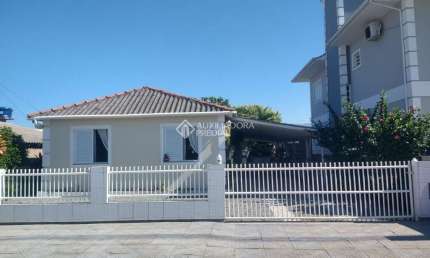 Casa com 3 quartos à venda na das Flores, 5, Enseada de Brito, Palhoça, 288 m2 por R$ 700.000