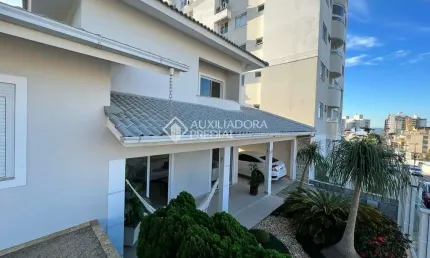Casa com 3 quartos à venda na Rua Virgilino Ferreira de Souza, 650, Barreiros, São José, 373 m2 por R$ 2.698.000