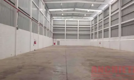Alugo Amplo Galpão com 1400m²  Dentro de condomínio  no Distrito Industrial