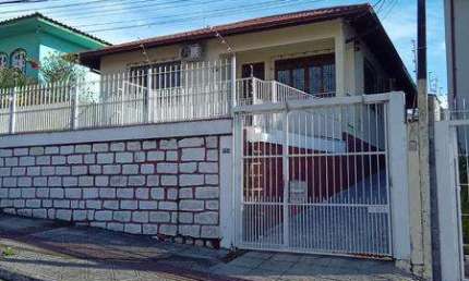 Casa Residencial para Venda Casa com 3 dormitórios ( suíte), edícula e garagem no Abraão. FLORIANOPOLIS