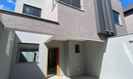 Linda casa de três quartos com suite no bairro Santa Mônica