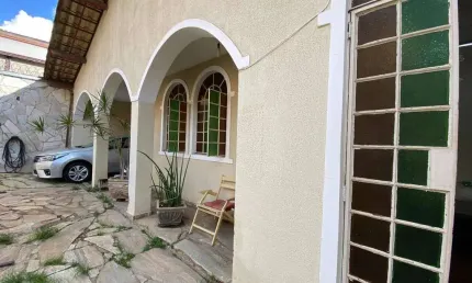 Vendo casa quatro quartos sendo duas suítes - Alípio de Melo/BH