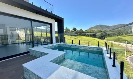 Linda Casa à venda no Condomínio Greenfield em Atibaia