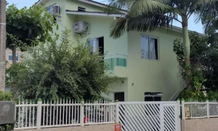 Casa com 9 quartos à venda no Canasvieiras, Florianópolis  por R$ 1.300.000