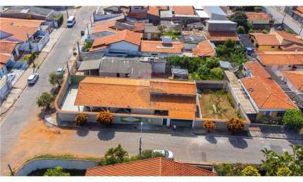 Casa à venda com 3 dormitórios sendo 1 suíte com hidromassagem, com 313 m² de área construída e terreno de 448 m², no Jardim São Paulo, Sorocaba/SP.