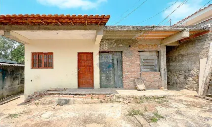 Casa com 115,7m2 de Construção Semiacabada em Terreno de 290m2 em Rua Movimentada Próximo a Escola na Vila Jardini em Sorocaba-SP por R$ 297.000.00
