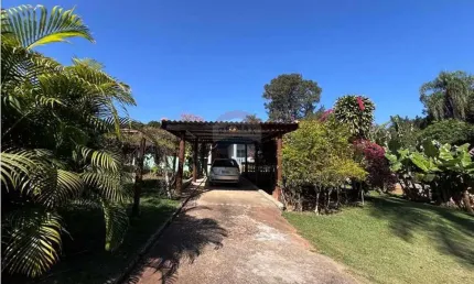 Refúgio Monte Bianco: Chácara  a venda com 3 Dormitórios, Churrasqueira e Natureza Privilegiada em Araçoiaba da Serra