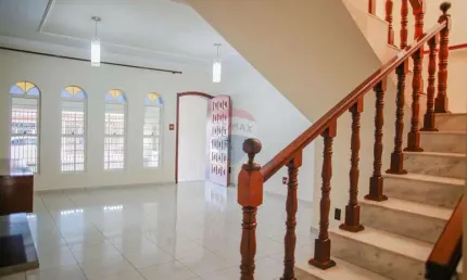 Sobrado à venda no bairro Vila Hortência em Sorocaba, com 199m², 3 quartos e amplos cômodos