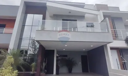 Sobrado com 3 quartos sendo 1 suíte, piscina, no Condomínio Terras de São Francisco, estuda permuta.