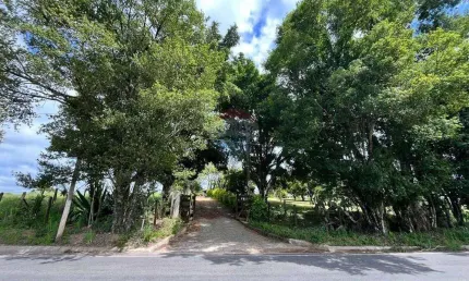 Sitio em Araçoiaba da Serra, 79.755m² em estrada asfaltada e vistas para o Morro de Ipamena