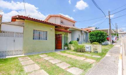 Casa a venda com 3 quartos, sendo uma 1 suíte com 68m² em condomínio village no Wanel Ville em Sorocaba