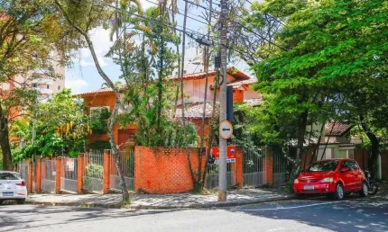 Casa residencial ou comercial à venda com diversas salas, vagas cobertas, 338 m² de área construída, por R$ 997.000, Santa Terezinha, Sorocaba/SP