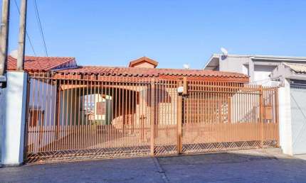 Casa com 3 quartos, sendo 1 suíte, piscina garagem com 4 vagas