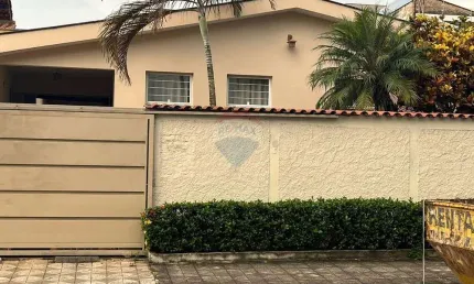 Casa Comercial com 3 Quartos e 3 banheiros para Alugar, 179 m² por R$ 6.000/Mês no Jardim América