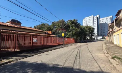 Casa Térrea à Venda no Jardim Faculdade – Sorocaba/SP | 650 m² de terreno | 379 m² construídos | 12 vagas cobertas | Vista para o rio