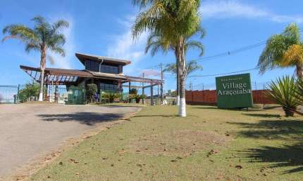 Terreno à venda no condomínio Village Araçoiaba com 800m²